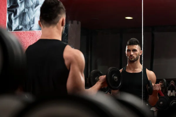 Homme musculaire faisant de l'exercice Biceps avec haltères — Photo