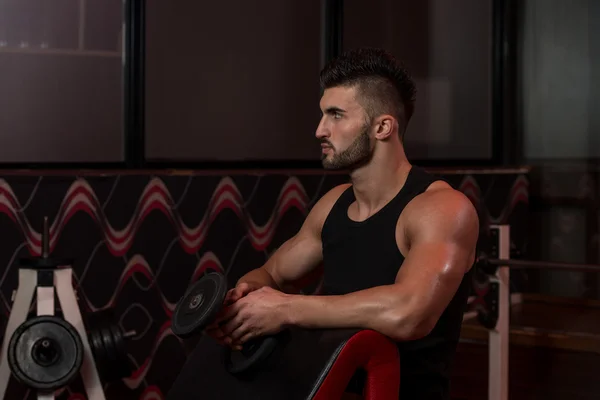 Homme dans la salle de gym faisant de l'exercice Biceps avec haltères — Photo