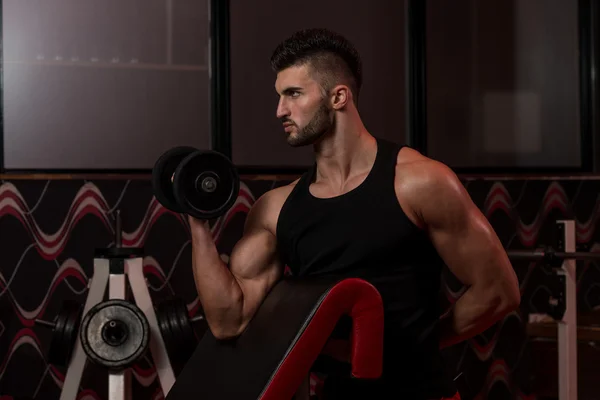 Homme musculaire faisant de l'exercice Biceps avec haltères — Photo