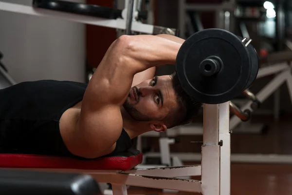 Młodych ludzi robi ćwiczenia na triceps — Zdjęcie stockowe