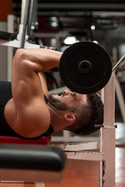 삼 두 근 운동 하는 근육 질의 남자 — 스톡 사진