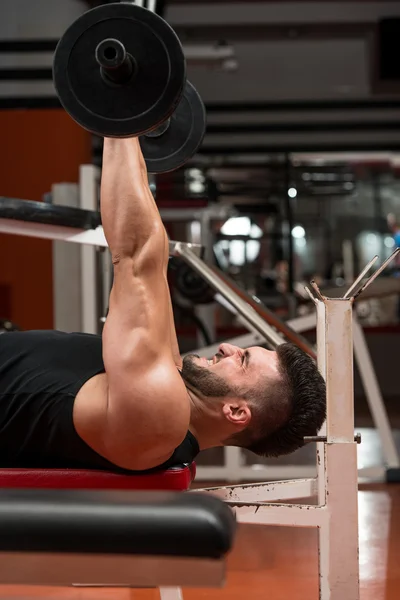 Młodych ludzi robi ćwiczenia na triceps — Zdjęcie stockowe