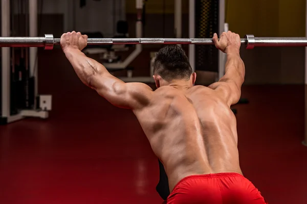 Jeune homme faisant de l'exercice pour les épaules — Photo