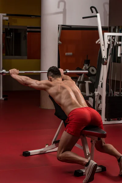 Jeune homme faisant de l'exercice pour les épaules — Photo