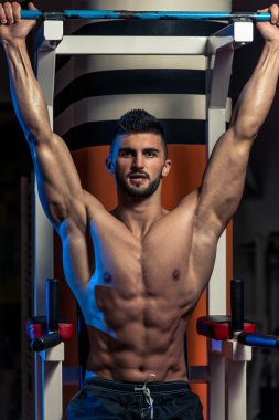 yakışıklı bir adam onun abs spor salonunda egzersiz