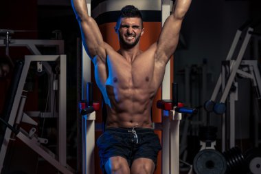 genç erkekler için abs egzersiz yapıyor