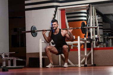 ağız kavgası yaparak egzersiz sağlıklı bir erkek