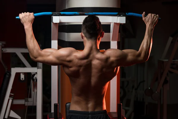 Mann trainiert im Fitnessstudio — Stockfoto