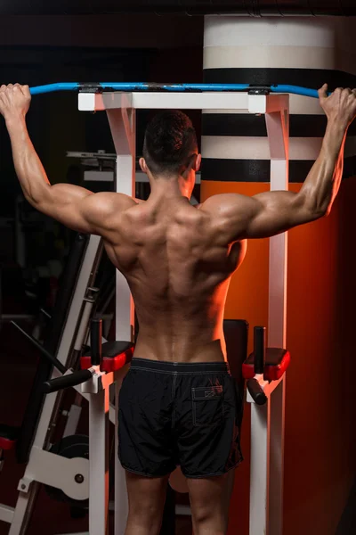 Hombre haciendo ejercicio en un gimnasio — Foto de Stock