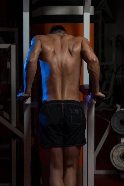 Bodybuilder doen zware gewicht oefening voor triceps — Stockfoto