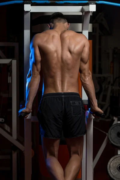 Jovem masculino halterofilista fazendo exercício de peso pesado para tríceps — Fotografia de Stock