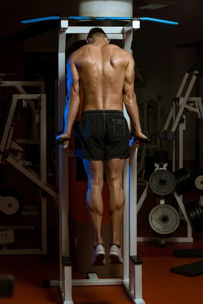 做沉重的杠铃锻炼三头肌的年轻男性健美 — 图库照片