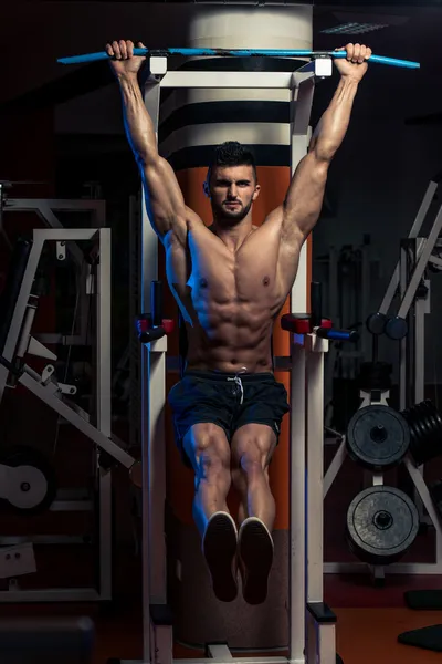 Schöner Mann, der seine Bauchmuskeln im Fitnessstudio trainiert — Stockfoto