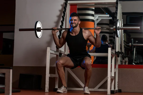 Mannen doen squats — Stockfoto