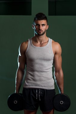 Erkekler halter ile egzersiz jimnastik salonu