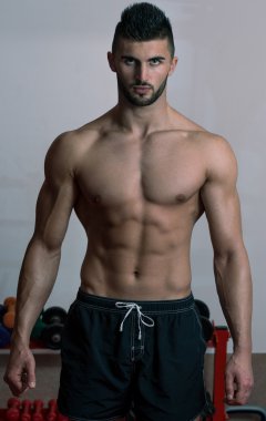 yakışıklı kaslı erkekler