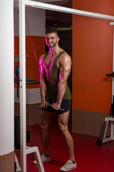 Hombres jóvenes haciendo ejercicio para tríceps —  Fotos de Stock