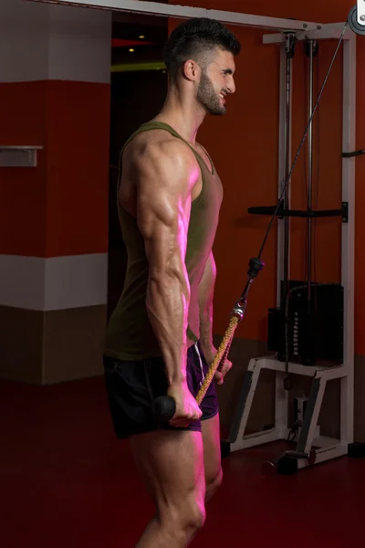 Muskulös mannen gör tung vikt övning för triceps — Stockfoto