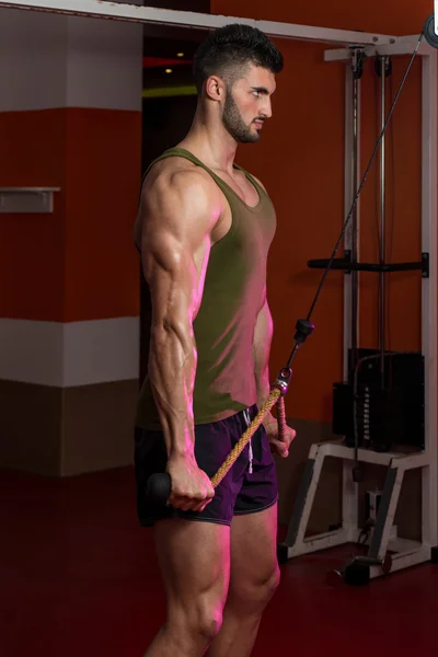 Potężny muskularny mężczyzna wykonując triceps — Zdjęcie stockowe