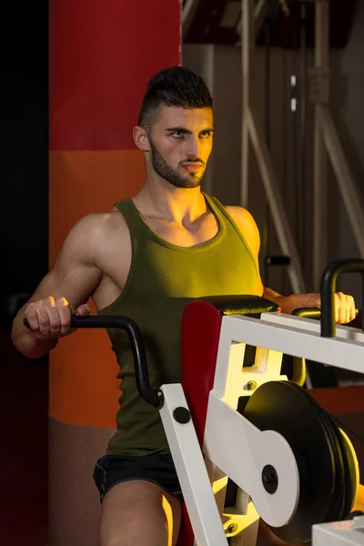 Bodybuilder macht Krafttraining für den Rücken — Stockfoto