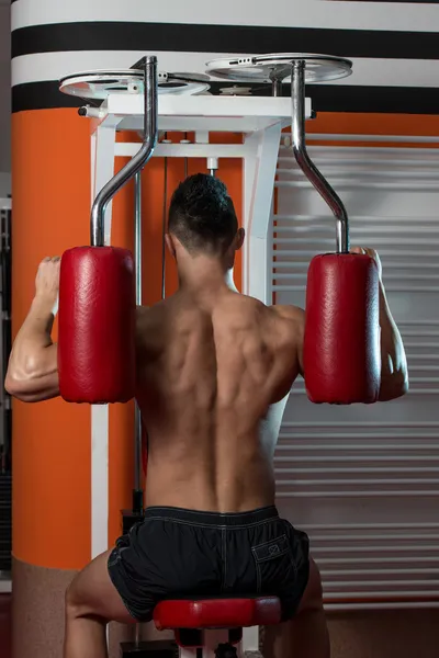 Jovem fazendo exercício para as costas — Fotografia de Stock