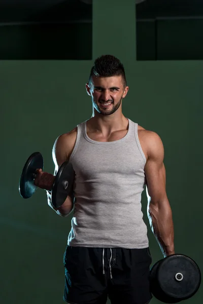 Jonge mannen doen oefening voor biceps — Stockfoto