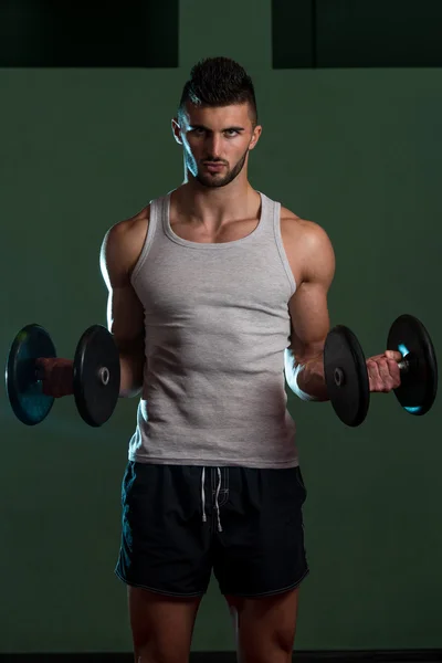 Jonge man tillen halter in gym — Stockfoto