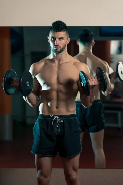 Los hombres en el gimnasio haciendo ejercicio con sombrillas — Foto de Stock