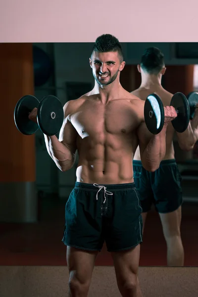 Jonge mannen doen oefening voor biceps — Stockfoto