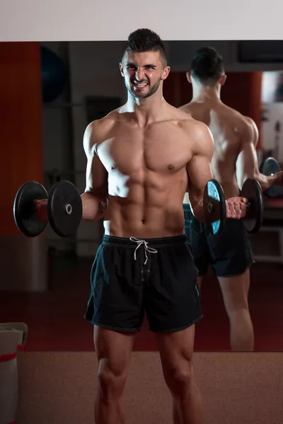 Hommes dans la salle de gym exercice avec haltères — Photo