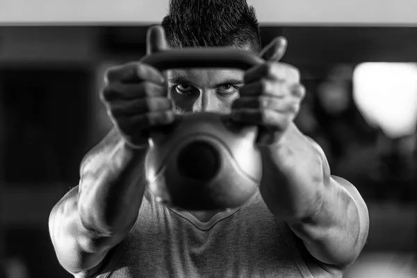 su ısıtıcısı çan ile atletik erkek egzersiz