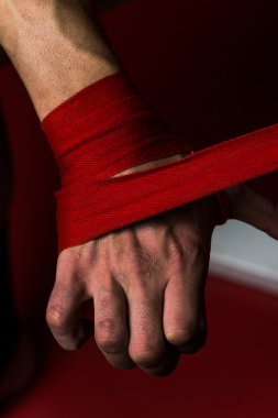 savaş için hazırlık askıları koyarak boksör