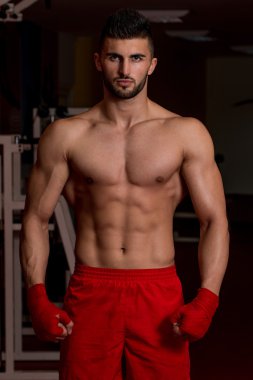 tehlikeli görünümlü mma savaşçı