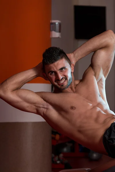 Macho haciendo push-ups en un gimnasio — Foto de Stock