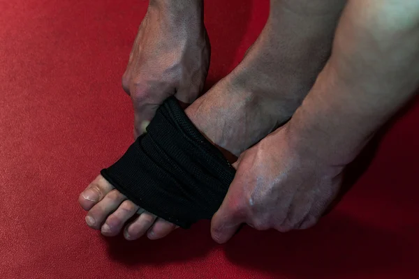 Boxeador poniéndose correas preparándose para el combate — Foto de Stock