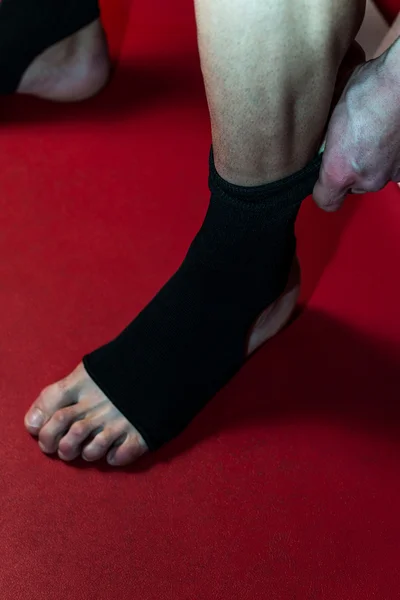 Kick boxer riemen zetten zijn voet — Stockfoto
