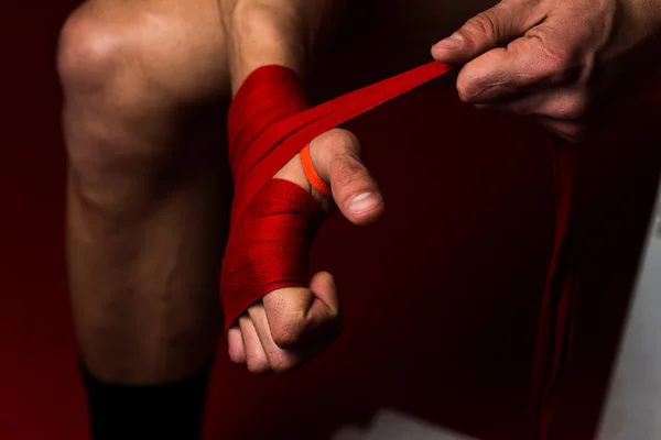 Boxer colocando correias se preparando para o combate — Fotografia de Stock