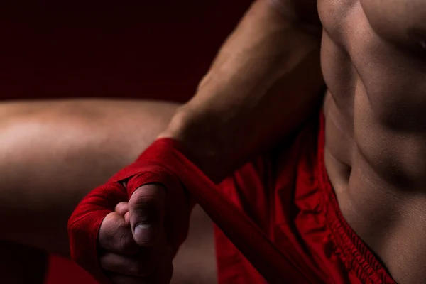 Kick Boxer Mettere cinghie sulle mani — Foto Stock