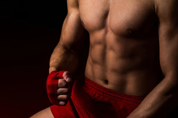 Luchador poniendo correas en sus manos — Foto de Stock
