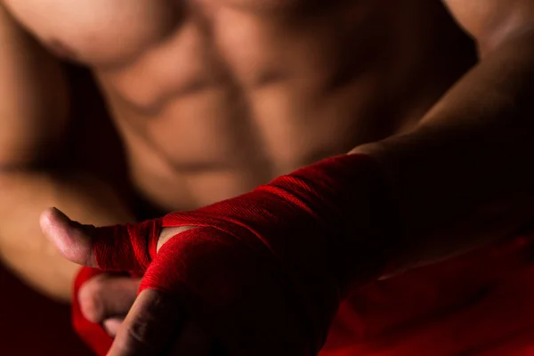 Boxeador poniéndose correas preparándose para el combate — Foto de Stock