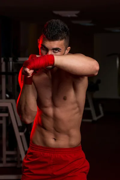 Boxer mma bojovník praxe jeho pohyby — Stock fotografie