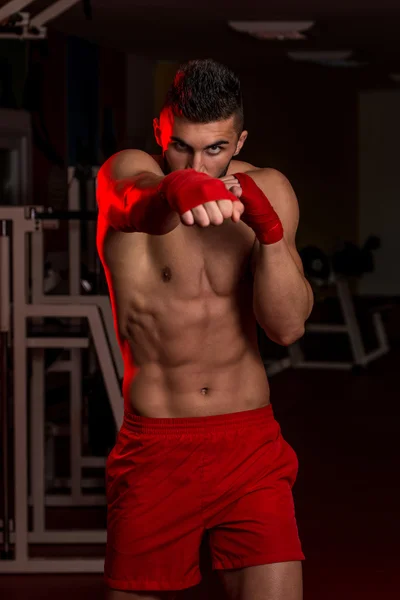 Boxeador Muscular MMA Fighter Practica sus Habilidades — Foto de Stock