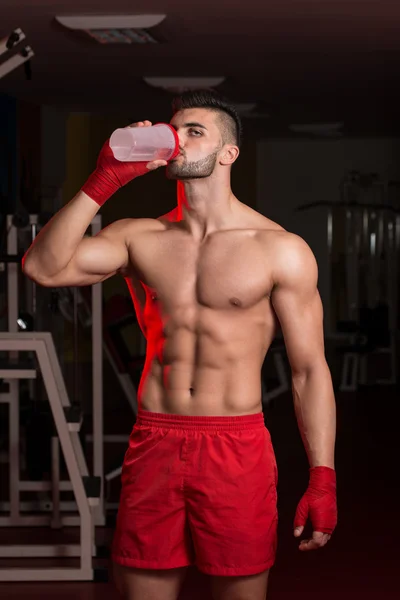 MMA fighter med protein shaker — Stockfoto