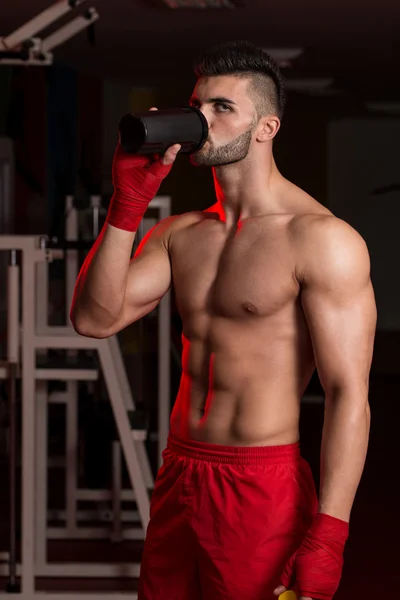 MMA fighter med protein shaker — Stockfoto