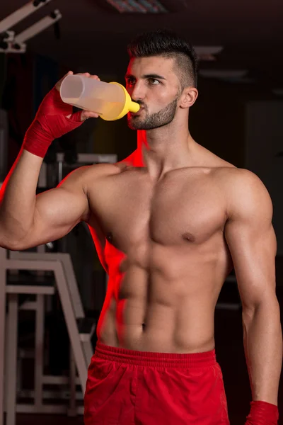MMA savaşçı protein shaker ile — Stok fotoğraf