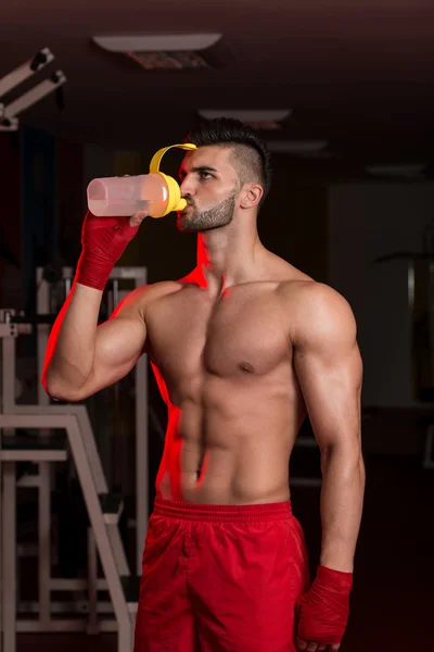 MMA bojovník s proteinu třepačka — Stock fotografie