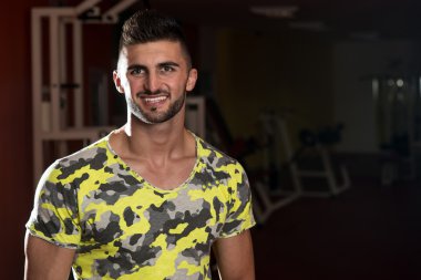 Close-Up gülümseyen genç bir adam