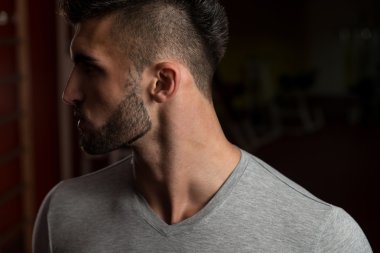 kendinden emin, genç bir adam Close-Up