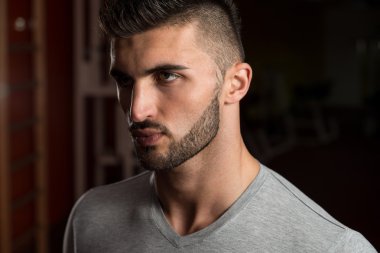 Genç yakışıklı bir adamın portresi.