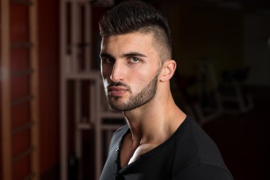 Genç yakışıklı bir adamın portresi.